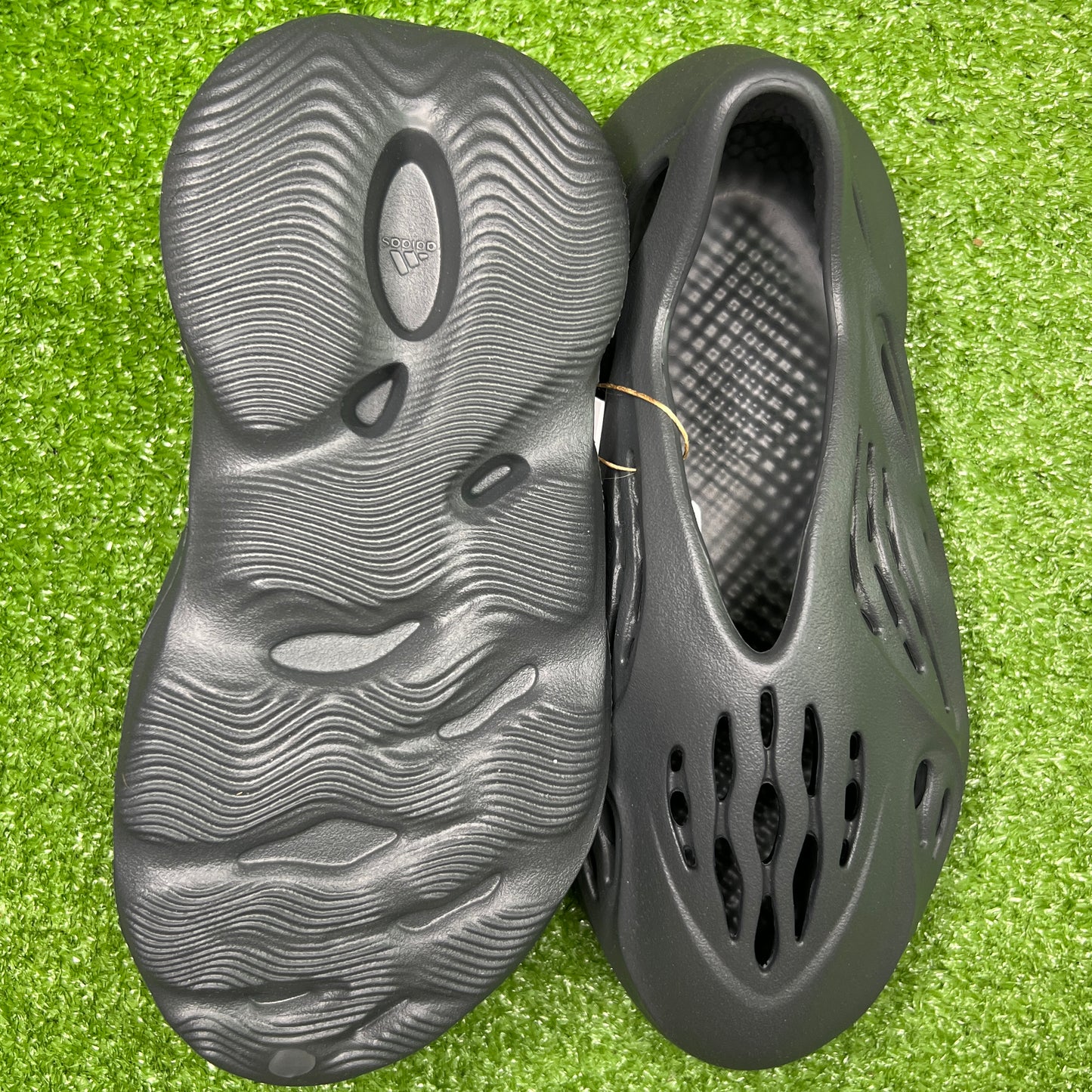 adidas Yeezy Foam Runner “Carbon”